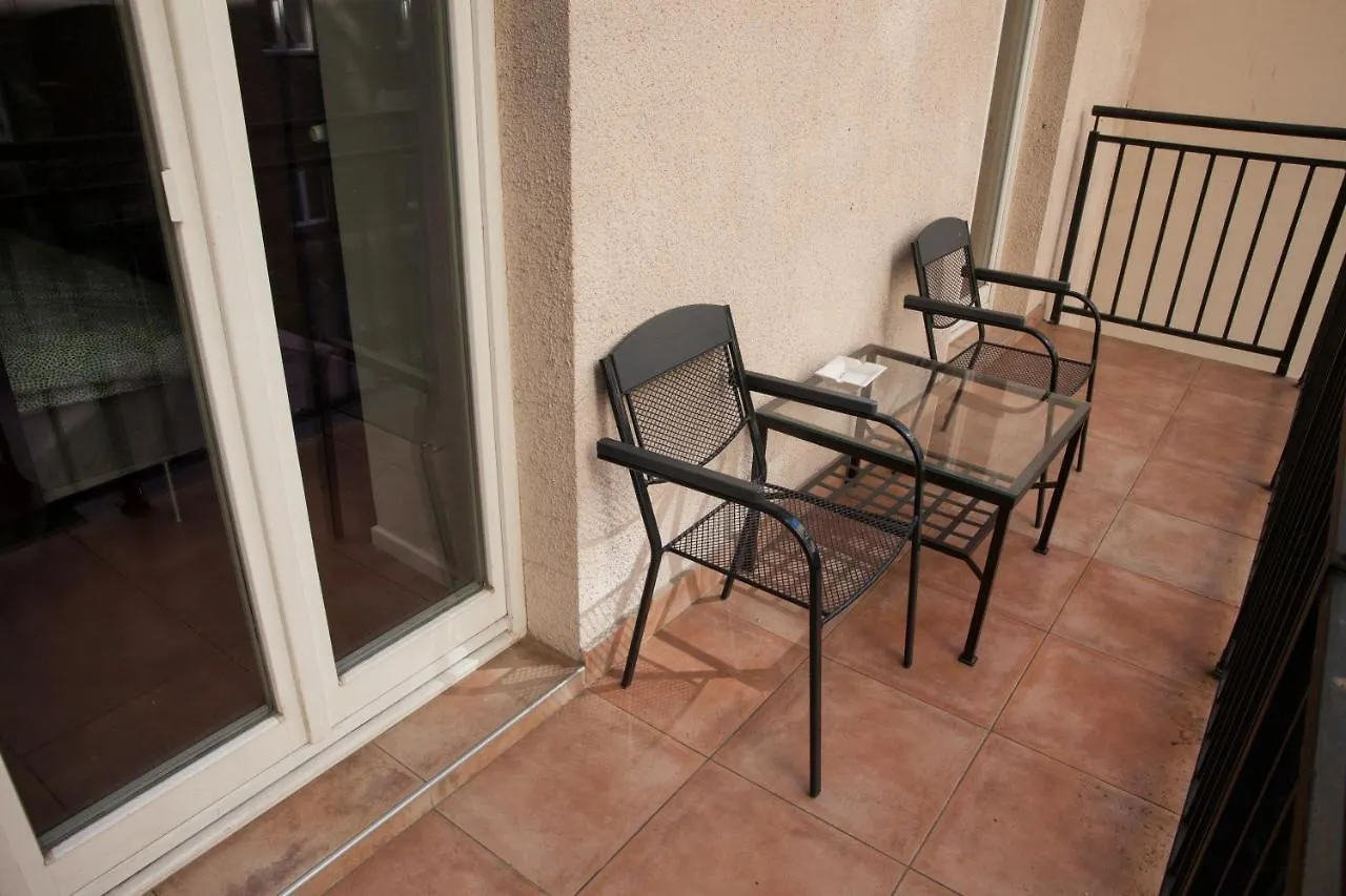 2B Pechackova Family Apartment With Balcony By The River Прага