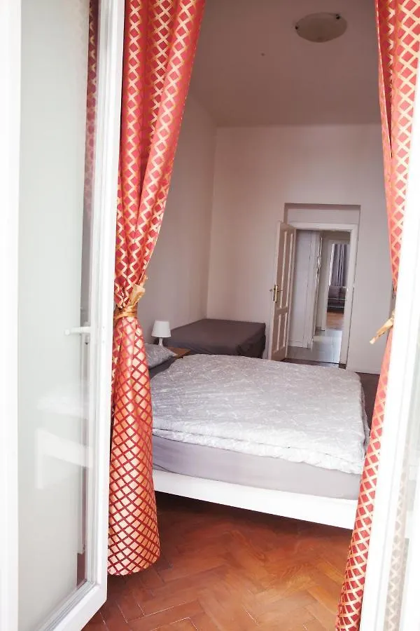 2B Pechackova Family Apartment With Balcony By The River Прага 0*,